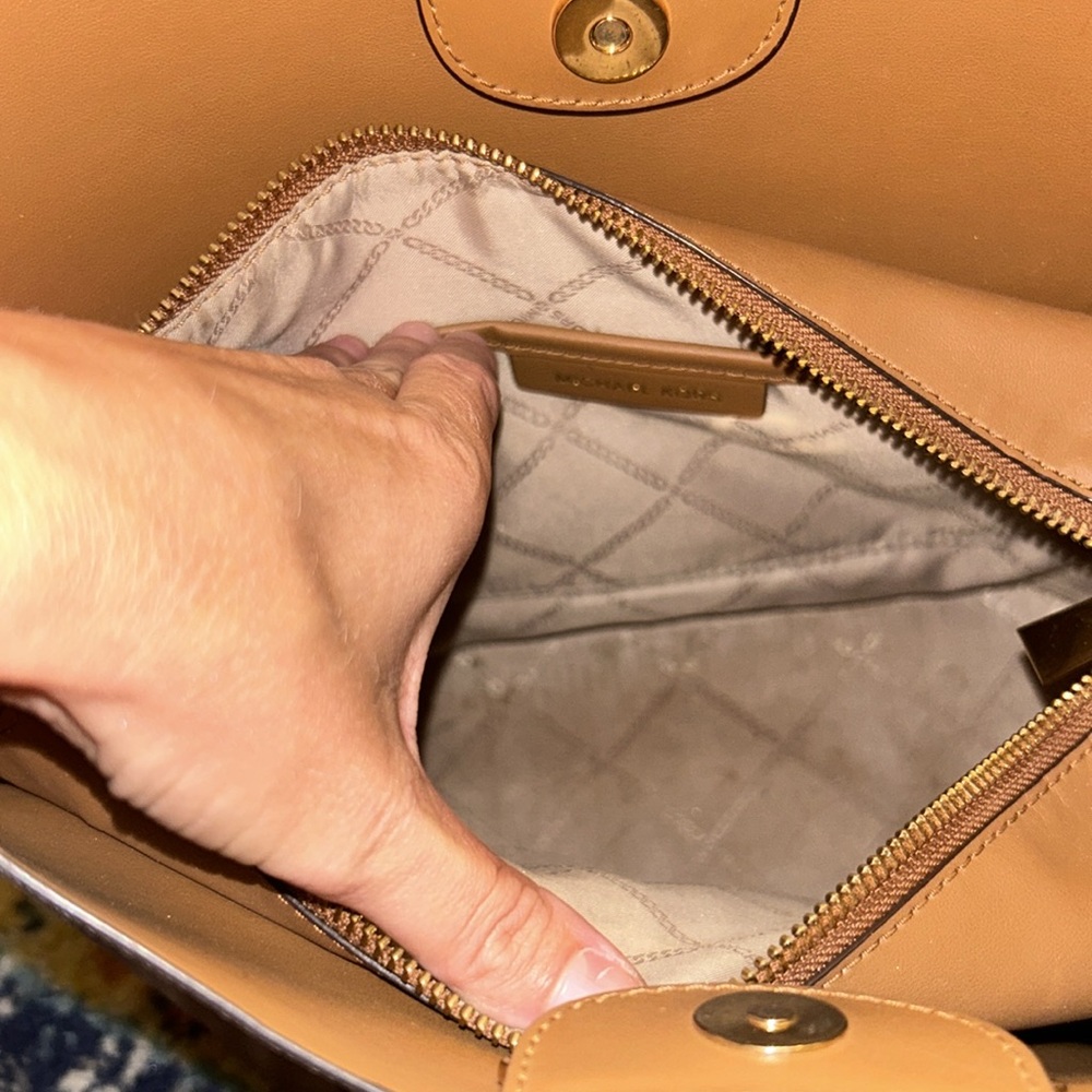 Like New Purse - Picture 3 of 4